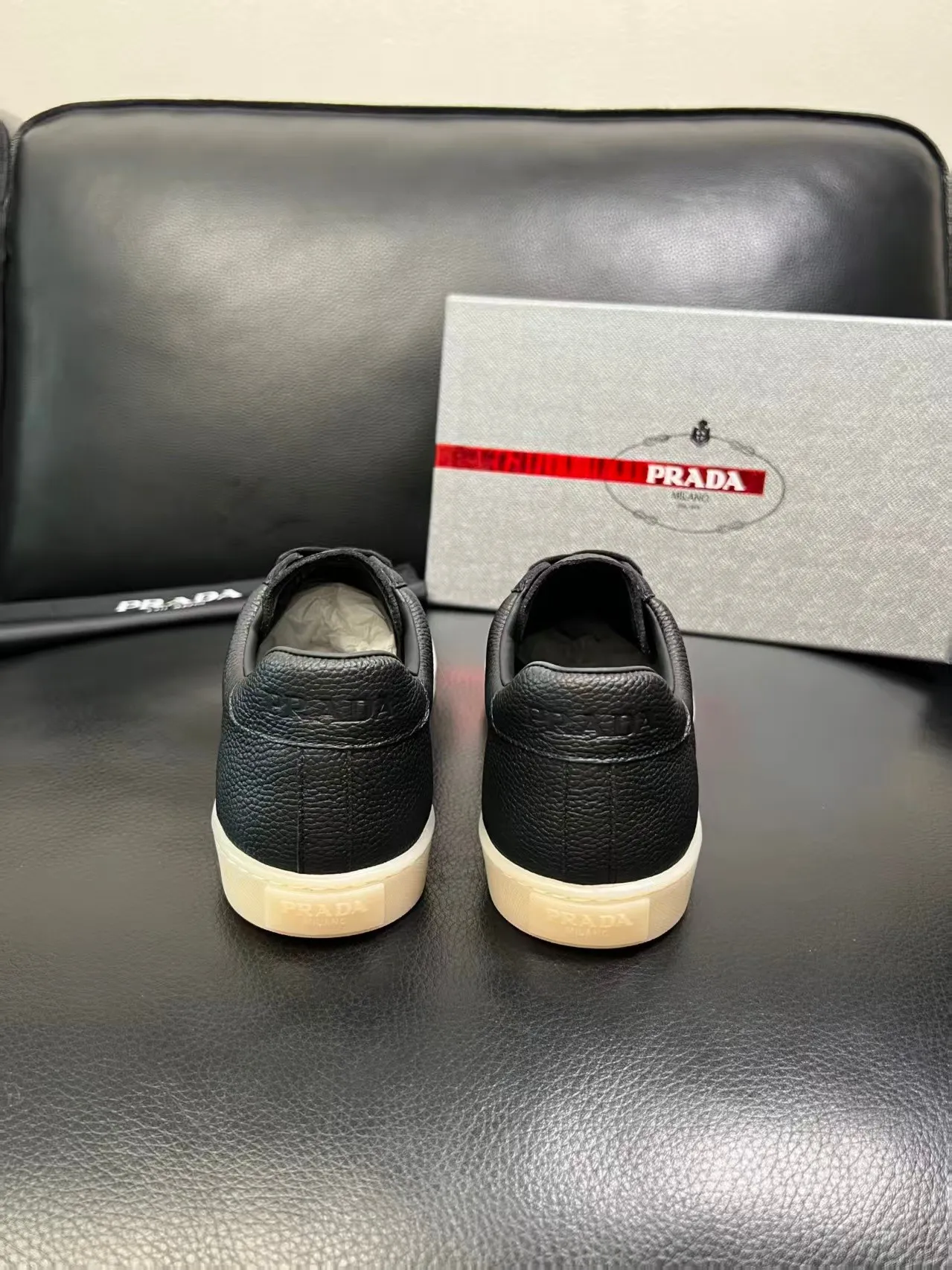 P380 38-45 Prada Prada’s new men’s leather sneakers, the highest version on the market, any comparison is welcome🆚! The original leather has excellent texture and is super high-end! Fetal sheep net lining imported from Italy, removable pad! Luxurious materials and fine workmanship, highly recommended! No. 058